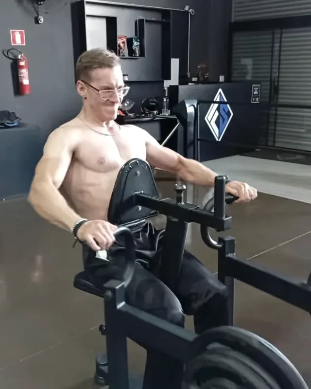 Cássio Carvalho treinando em academia